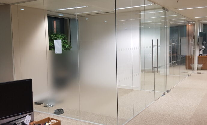 Frameless Glass Partition-Photo №6