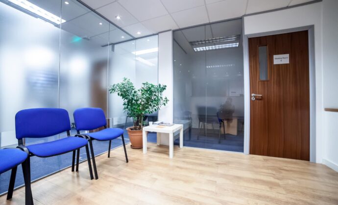 Laminated acoustic glass partition